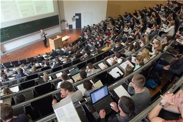 Auf Erstsemester kommen zum Studienbeginn viele Dinge wie Prüfungsordnung, Bafög oder Praktika zu. Foto: Stefan Puchner
