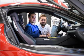 Auf Fehlersuche: Angehende Kfz-Mechatroniker wie Andreas Batki (l, mit Ausbilder Florian Pachur) müssen das sogenannte diagnostische Denken beherrschen - also die Fähigkeit, Probleme zu aufzuspüren und dafür Lösungsstrategien zu entwickeln. Foto: Jörg Koch/dpa-tmn