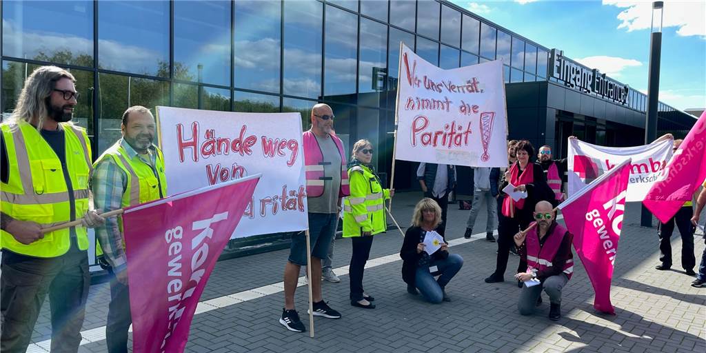 Streit um EDG-Aufsichtsrat - jetzt gibt es Gewinner und Verlierer Auf Flugblättern und Transparenten warnten die Betriebsräte vor dem Abbau der Mitbestimmung.