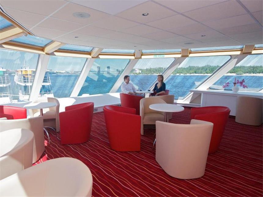 Eine Flusskreuzfahrt auf der Donau Auf Flusskreuzfahrten ist das nächste Ufer nicht weit - und der Ausblick lässt sich nicht nur an Deck genießen. Foto: 1AVista Reisen GmbH/dpa