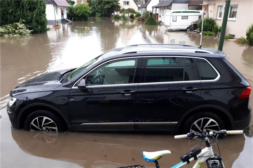 So heftig war das Unwetter in Lünen: Rückblick in Videos und Berichten Auf Fotos haben die Anwohner in Niederaden das Hochwasser vom Mittwochabend (14.7.) festgehalten. Das Wasser im Bereich der Wilhelm-Rabe-Straße (Foto) aber auch Im Sundern, Grüner Weg, Brüderweg, Dohlenweg und Im Heidkamp stand teilweise kniehoch auf der Straße.