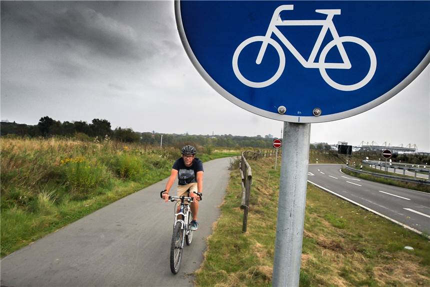 Radschnellweg Ruhr: Stadt schafft extra eine Stelle für die Planung Auf freier Strecke ist das Land für den Bau des Radschnellwegs Ruhr zuständig.