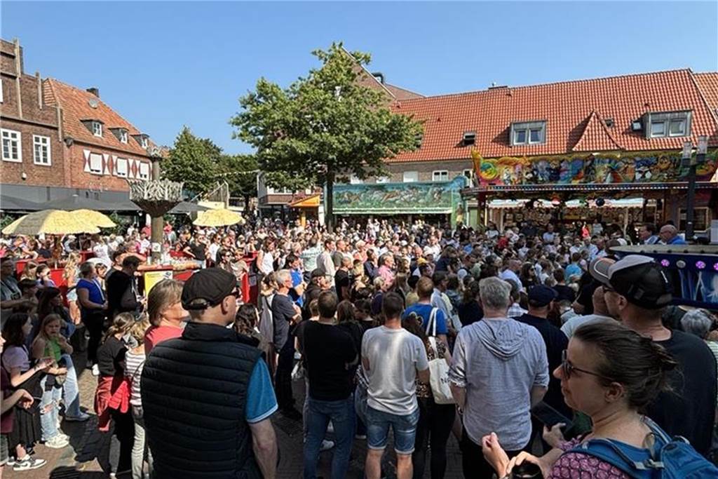 „Auf geht’s, ab geht’s“ heißt es seit Samstag (31.8) in Vreden. Warum? Es ist wieder Kirmes. Und natürlich ist das Wetter wieder bestens. Noch bis Montag (2.9.) drehen sich rund um den Marktplatz die Fahrgeschäfte. Gibt es die unterschiedlichsten Leckereien. Ein Spaß für Groß und Klein.