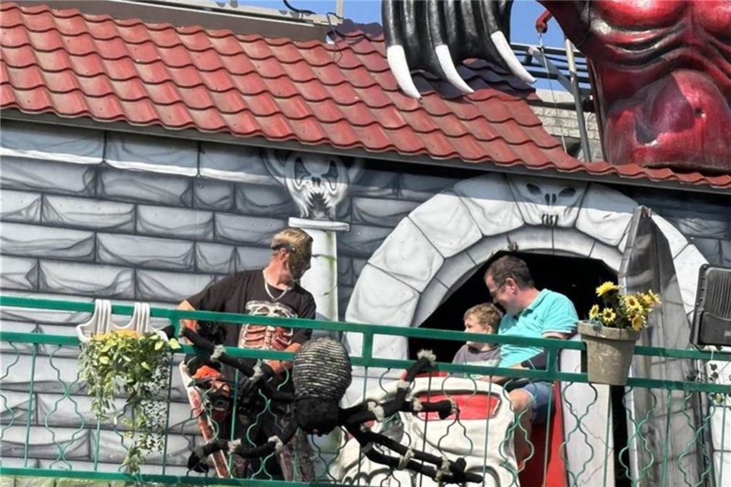 „Auf geht’s, ab geht’s“ heißt es seit Samstag (31.8) in Vreden. Warum? Es ist wieder Kirmes. Und natürlich ist das Wetter wieder bestens. Noch bis Montag (2.9.) drehen sich rund um den Marktplatz die Fahrgeschäfte. Gibt es die unterschiedlichsten Leckereien. Ein Spaß für Groß und Klein.