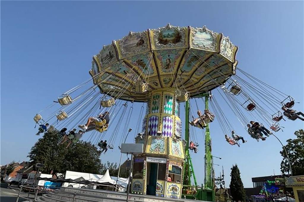 „Auf geht’s, ab geht’s“ heißt es seit Samstag (31.8) in Vreden. Warum? Es ist wieder Kirmes. Und natürlich ist das Wetter wieder bestens. Noch bis Montag (2.9.) drehen sich rund um den Marktplatz die Fahrgeschäfte. Gibt es die unterschiedlichsten Leckereien. Ein Spaß für Groß und Klein.