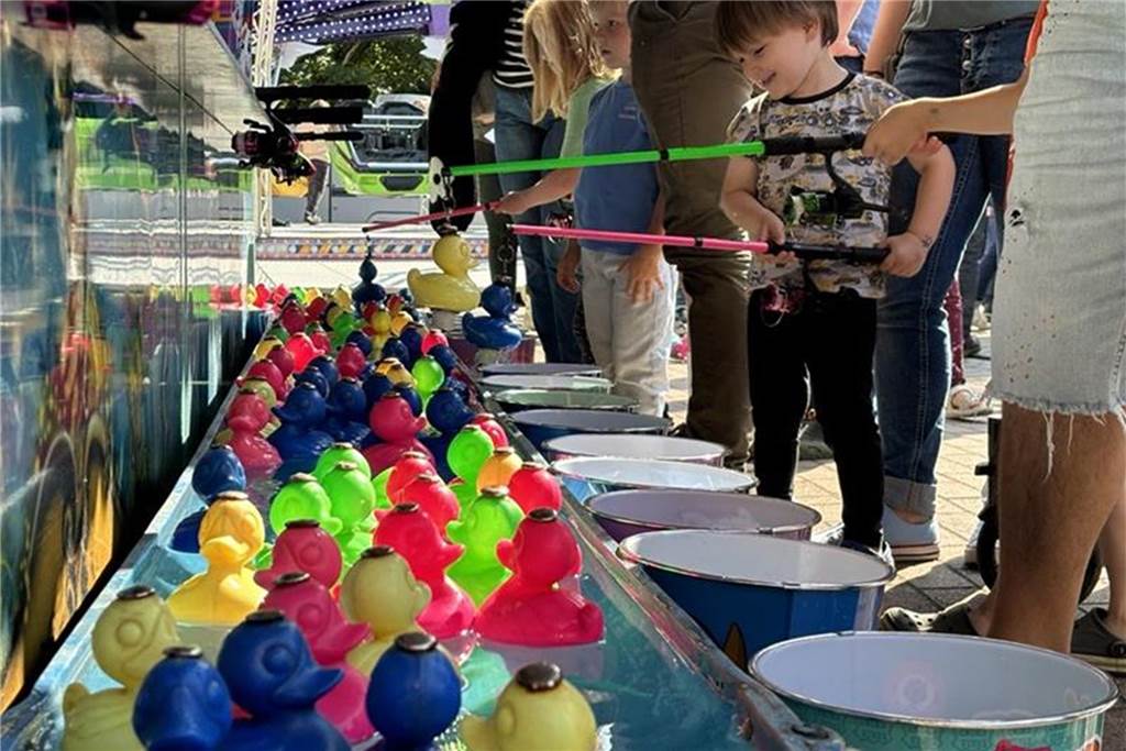 „Auf geht’s, ab geht’s“ heißt es seit Samstag (31.8) in Vreden. Warum? Es ist wieder Kirmes. Und natürlich ist das Wetter wieder bestens. Noch bis Montag (2.9.) drehen sich rund um den Marktplatz die Fahrgeschäfte. Gibt es die unterschiedlichsten Leckereien. Ein Spaß für Groß und Klein.