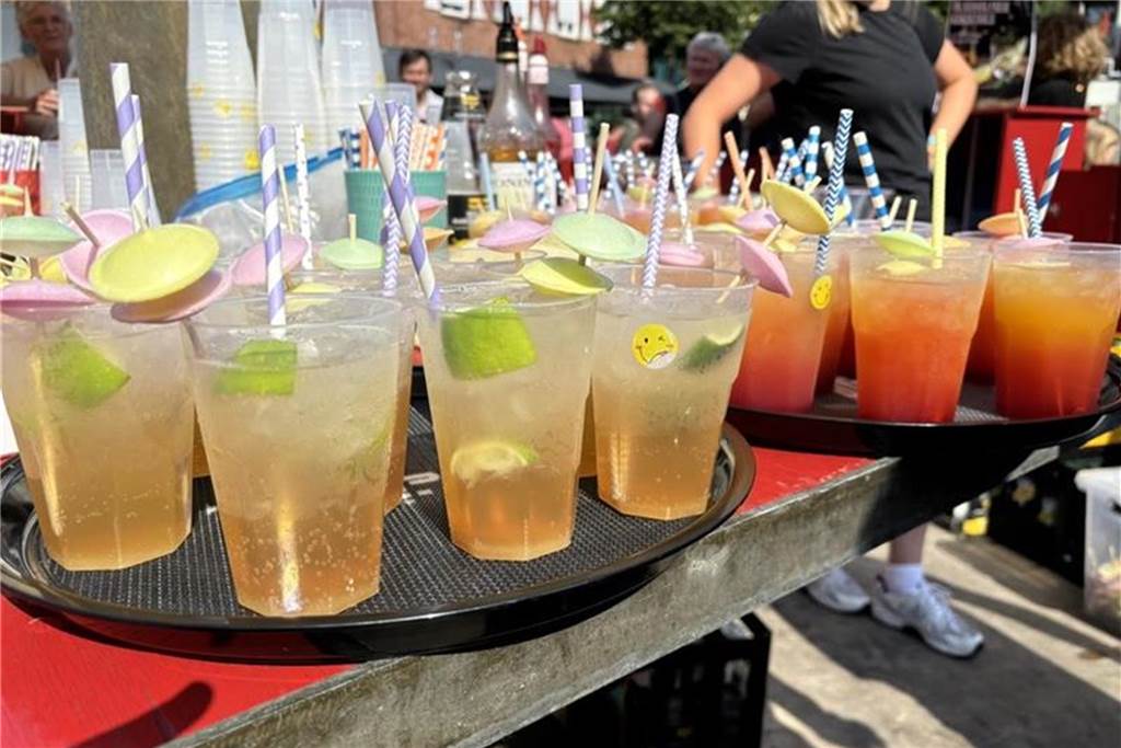 „Auf geht’s, ab geht’s“ heißt es seit Samstag (31.8) in Vreden. Warum? Es ist wieder Kirmes. Und natürlich ist das Wetter wieder bestens. Noch bis Montag (2.9.) drehen sich rund um den Marktplatz die Fahrgeschäfte. Gibt es die unterschiedlichsten Leckereien. Ein Spaß für Groß und Klein.