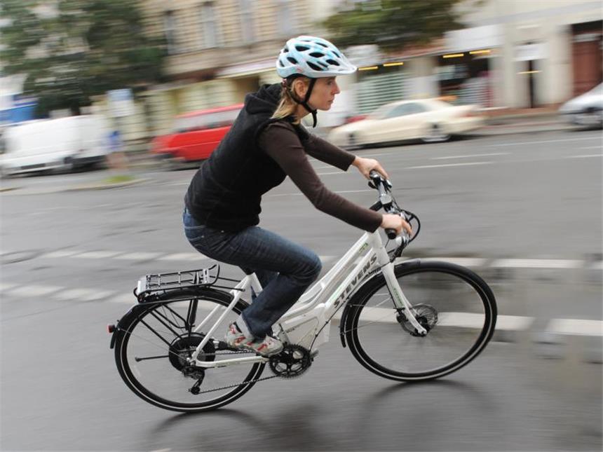 Für viele E-Bikes und Pedelecs ist eigene Versicherung nötig Auf Geschwindigkeit und Leistung kommt es an: Fahrer von E-Bikes oder Pedelecs sollten ihren Versicherungsschutz überprüfen. Foto: Rainer Jensen