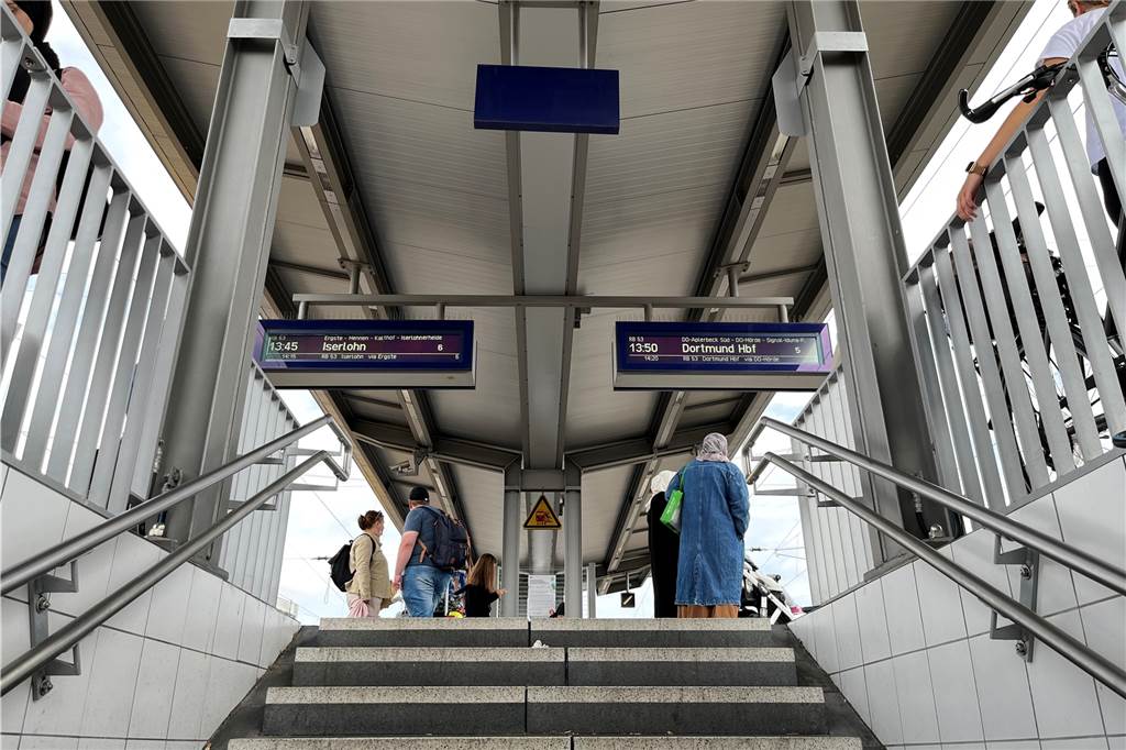Pendler brauchen Geduld: Bauarbeiten an zwei Bahnhöfen sorgen für Einschränkungen Gleis 5 und 6 am Schwerter Bahnhof