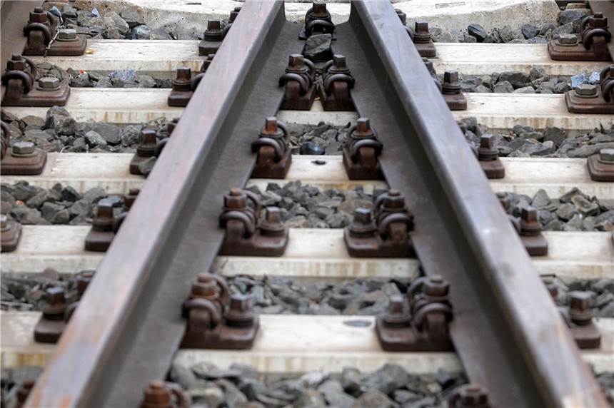 Gefährliche Aktion: Jugendliche aus Lünen legten Stoßstange auf Gleise Auf Gleise der Güterzugstrecke an der Grenze zwischen Lünen und Waltrop haben drei Lüner Jugendliche eine Stoßstange gelegt. Die Bundespolizei ermittelt wegen des gefährlichen Eingriffs in den Bahnverkehr.