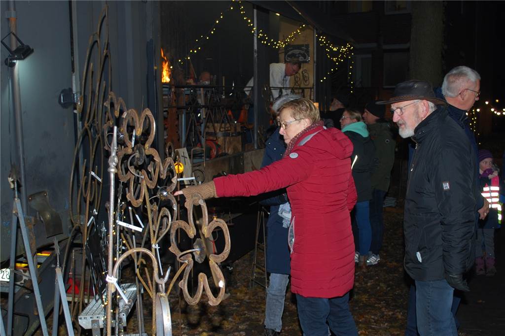 Pastors Busch bietet ideales Vorweihnachtsambiente Auf großes Interesse Handgefertigtes aus der Vredener Schmiede.