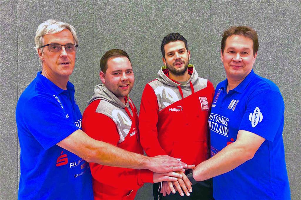 Auf Mischa Quass folgt bei HSG Schwerte/Westhofen in der nächsten Saison ein Trainer-Duo Auf gute Zusammenarbeit bei der HSG Schwerte/Westhofen in der Saison 2020/21 (v.li.): Sportlicher Leiter Rolf Linnemann, das neue Trainergespann Tim Decker und Nico Paukstadt sowie der aktuelle Trainer Mischa Quass.