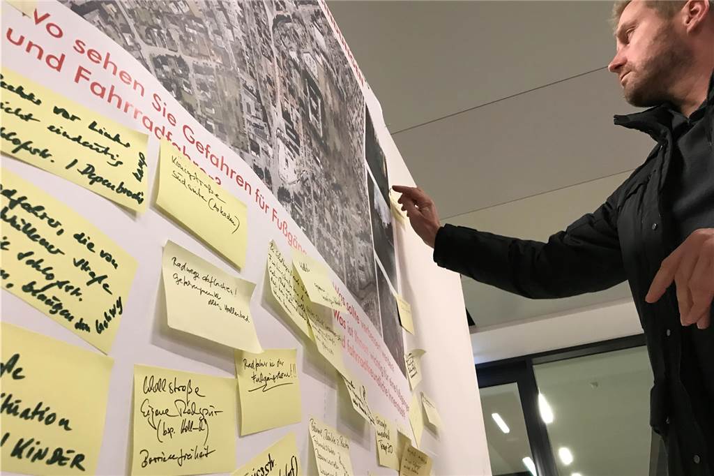 Unattraktive Orte: Beim Marienplatz sehen die Ahauser rot Auf Haftzetteln notierten die Bürger Wünsche und Anregungen für die künftige Gestaltung der Innenstadt.