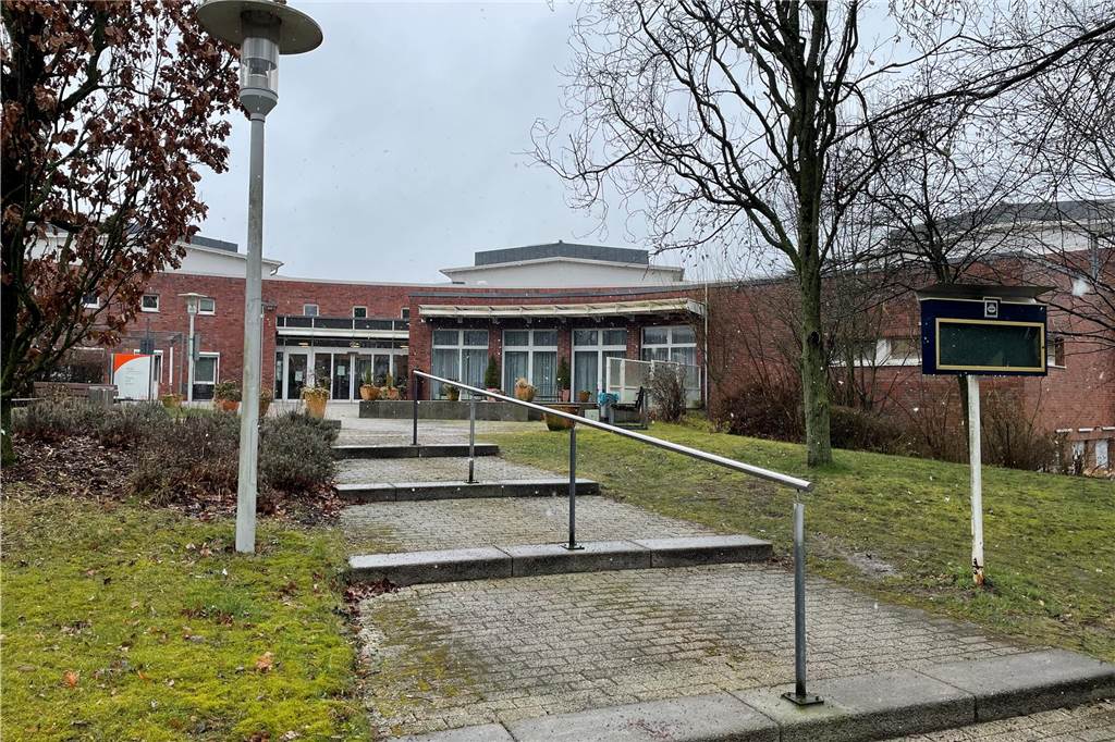 Aus dem Nichts: 14-Jähriger in Volksgartenstraße mitten ins Gesicht gespuckt Das Seniorenzentrum am Volksgarten in Lütgendortmund. Auf Höhe des Gebäudes ist das Mädchen angespuckt worden.