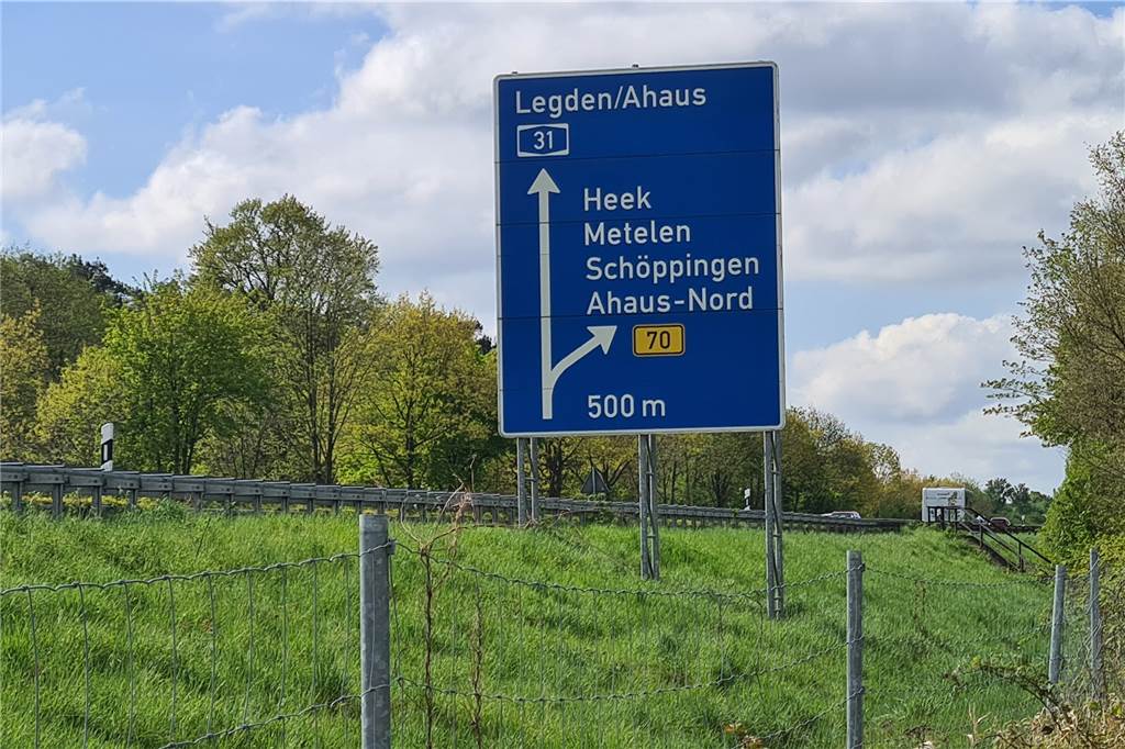 Nach Wirrwarr: Hoffnung für besonderes Schild an der A31 bei Heek Auf Höhe dieses Schildes steht die provisorische "Touristische Unterrichtungstafel" auf einem Feld an der A31. Der Landwirt hat dafür sein Einverständnis gegeben.