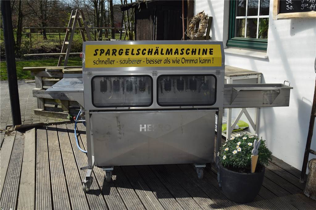 Die Spargelsaison beginnt: Landwirt Jan Menken bleibt trotz Problemen positiv Auf Hof Menken wird der Spargel für alle Kunden kostenlos geschält.