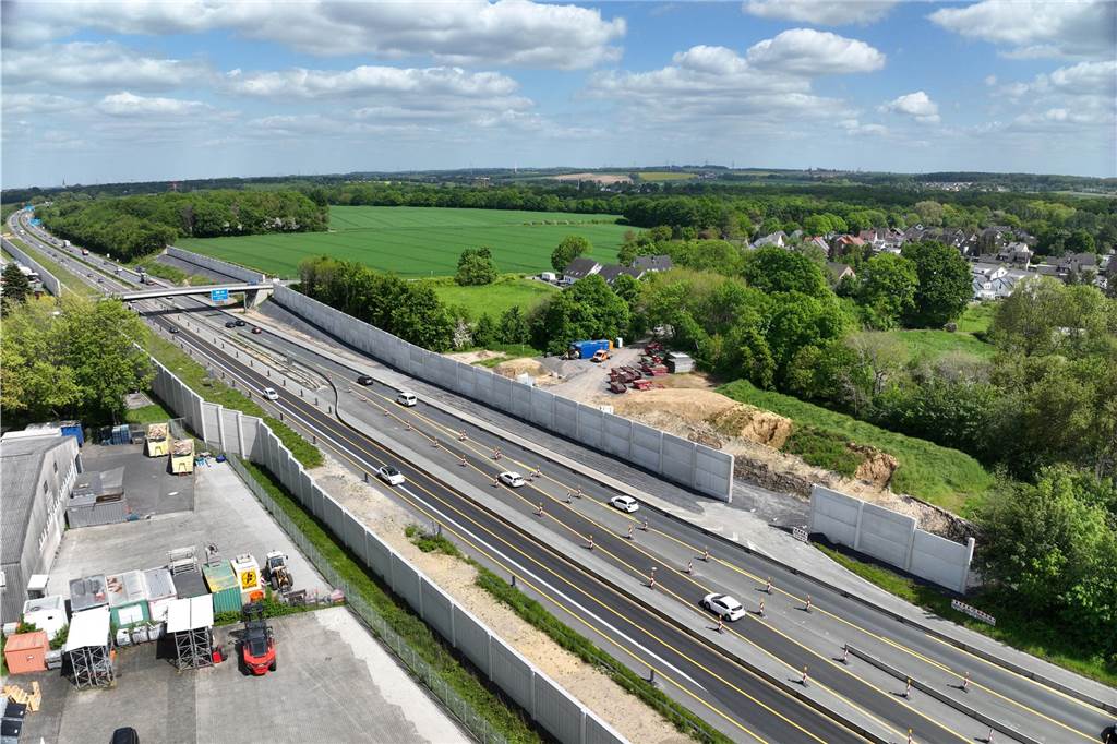 Bauleute wollen bei B1-Ausbau Zeitverzug aufholen An einer Straße werden Lärmschutzwände installiert