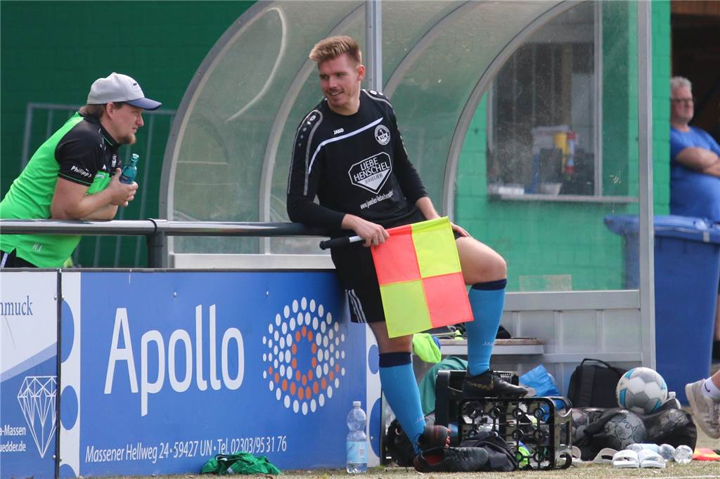 Regenschlacht, Spieler-Rauswurf und Klo-Gang: Das waren die verrücktesten Geschichten 2022 Timo Harbott lehnt ich an.