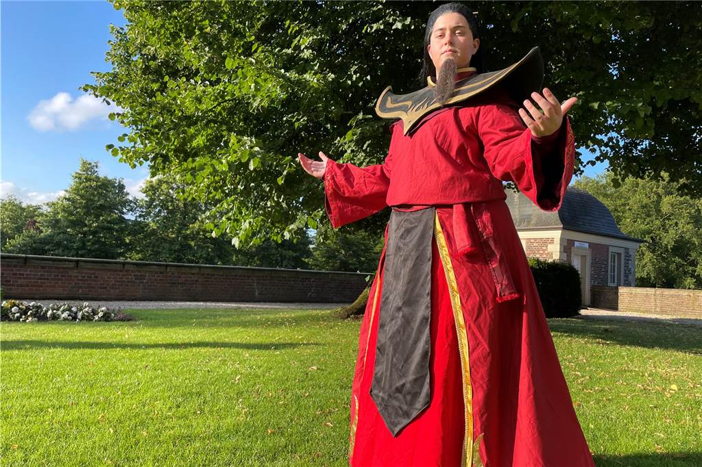 Kreatives Hobby: Anna Kortböyer aus Ahaus macht seit 10 Jahren Cosplay Anna Kortböyer steht im Cosplay auf der Wiese hinter dem Ahauser Schloss.