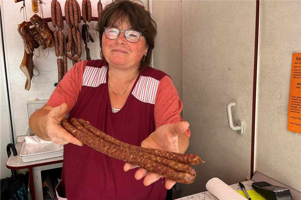 Anne Stammkötter hält eine Wurst in die Kamera.