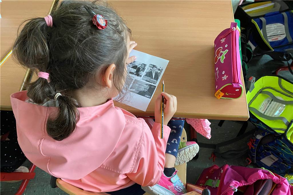 Auf ihrem eigenen, kleinen Wahlzettel haben sich die Kinder dann für einen Kandidaten entschieden.