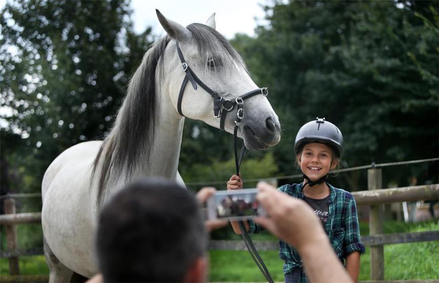Diese Dortmunderin hat 10.000 Fans auf Youtube Auf ihrem Youtube-Kanal erzählt die zehnjährige Mia von ihrem Weg zum eigenen Pferd. Papa Harald filmt die Videos mit dem Handy. Das Pferd, Stute Bonita, gehört Mias Mama Tanja.