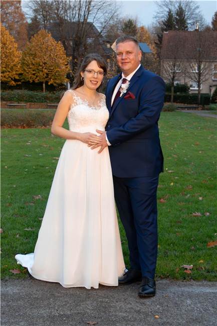 Nathalie Gendritzki und Marco Gutounik heiraten im Parkbad Süd Auf ihrer Arbeitsstelle in Dortmund lernten sich Nathalie (geborene) Gendritzki und Marco Gutounik kennen und lieben.