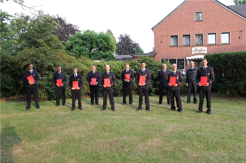 Bilanz 2019: 25 Einsätze der Feuerwehr und Brandsicherheitswachen Auf ihrer Jahreshauptversammlung verkündete die Freiwillige Feuerwehr Feldhausen eine Reihe von Beförderungen, Ehrungen und Bestellungen. Der Leiter der Feuerwehr Bottrop Kim Heimann nahm die Auszeichnungen vor.