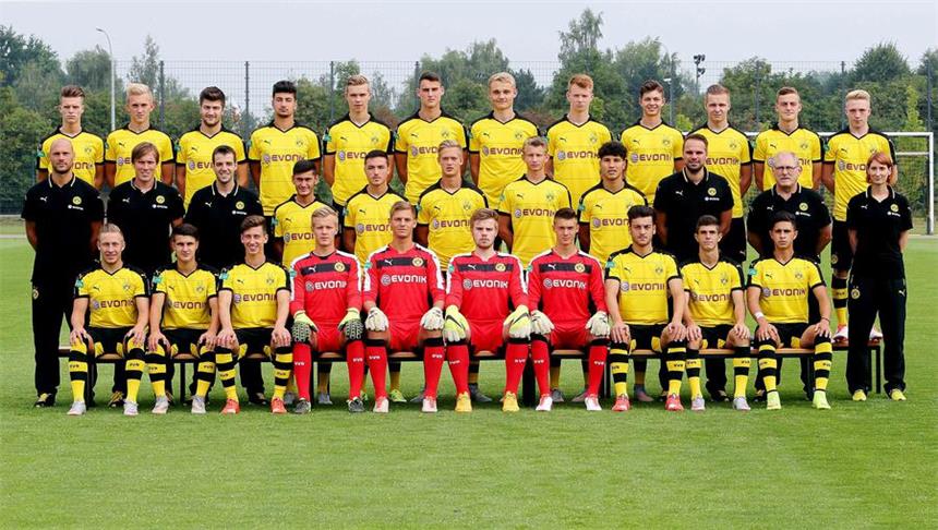 U19 und U17 zählen zum Kreis der Favoriten Auf in die neue spannende Bundesliga-Saison heißt es für die hoffnungsvollen A-Junioren von Borussia Dortmund. Spieler, Trainer und Betreuer der BVB-U19 freuen sich auf die Premiere in Mönchengladbach. (Oben von links.): Dzenis Burnic, Andrea Orgzall, Jan Binias, Mert Sahin, Lars Dietz, Janni Luca Serra, Amos Pieper, Jonas Arweiler, Alexander Laukart, Sandy Husic, Jacob Bruun Larsen, Niklas Sewing sowie (Mitte von links) Torwart-Trainer Andreas Braun, Trainer Hannes Wolf, Co-Trainer Miguel Moreira, Sahin Kösecik, Oguzhan Aydogan, Patrik Fritsch, Nils Burchardt, Hayrullah Alici, Physiotherapeut Christian Froböse, Betreuer Rüdiger Grabe, Athletiktrainerin Anke Steffen und (unten von links) Felix Passlack, Berkant Güner, Till Schumacher, Dominik Reimann, Eike Bansen, Jan Reckert, Marvin Bobka, Tarik Kurt, Christian Pulisic, Dario Scuderi. Auf dem Bild fehlen Mateusz Ostaszewski und Etienne Amenyido.