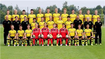 Auf in die neue spannende Bundesliga-Saison heißt es für die hoffnungsvollen A-Junioren von Borussia Dortmund. Spieler, Trainer und Betreuer der BVB-U19 freuen sich auf die Premiere in Mönchengladbach. (Oben von links.): Dzenis Burnic, Andrea Orgzall, Jan Binias, Mert Sahin, Lars Dietz, Janni Luca Serra, Amos Pieper, Jonas Arweiler, Alexander Laukart, Sandy Husic, Jacob Bruun Larsen, Niklas Sewing sowie (Mitte von links) Torwart-Trainer Andreas Braun, Trainer Hannes Wolf, Co-Trainer Miguel Moreira, Sahin Kösecik, Oguzhan Aydogan, Patrik Fritsch, Nils Burchardt, Hayrullah Alici, Physiotherapeut Christian Froböse, Betreuer Rüdiger Grabe, Athletiktrainerin Anke Steffen und (unten von links) Felix Passlack, Berkant Güner, Till Schumacher, Dominik Reimann, Eike Bansen, Jan Reckert, Marvin Bobka, Tarik Kurt, Christian Pulisic, Dario Scuderi. Auf dem Bild fehlen Mateusz Ostaszewski und Etienne Amenyido.