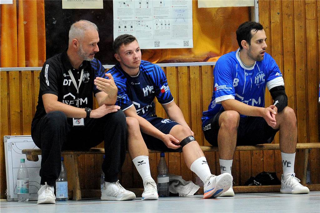 Beim Schlusslicht muss gepunktet werden: Sonst wandert Rote Laterne zur HVE Villigst-Ergste Auf Julian Wilking (Mi.) kann HVE-Trainer Dino Tönnies (li.) am Sonntag im Spiel bei der TG Voerde nicht zurückgreifen.