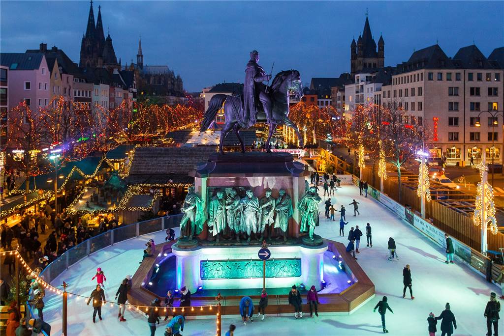 Heiß auf Eis? Die besten Schlittschuhbahnen im Winter 2022/23 menschen beim schlittschuhlaufen auf dem heumarkt