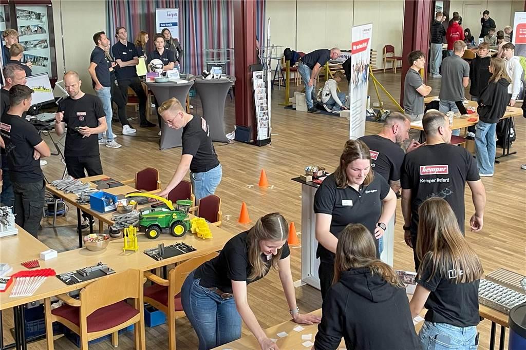 Auf kurzem Dienstweg konnten sich in der Stadthalle potenzielle künftige Arbeitskollegen kennenlernen.
