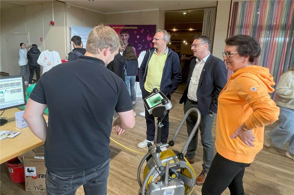 Auf kurzem Dienstweg konnten sich in der Stadthalle potenzielle künftige Arbeitskollegen kennenlernen.