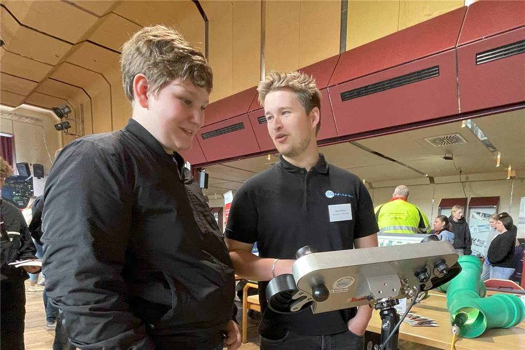 Auf kurzem Dienstweg konnten sich in der Stadthalle potenzielle künftige Arbeitskollegen kennenlernen.