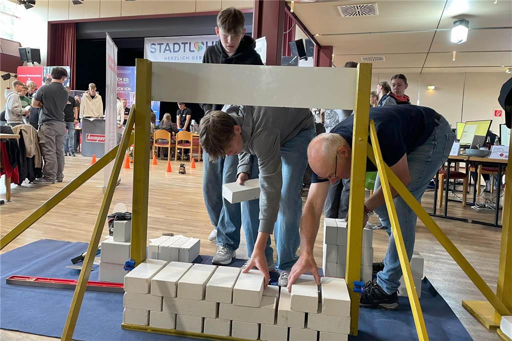 Auf kurzem Dienstweg konnten sich in der Stadthalle potenzielle künftige Arbeitskollegen kennenlernen.