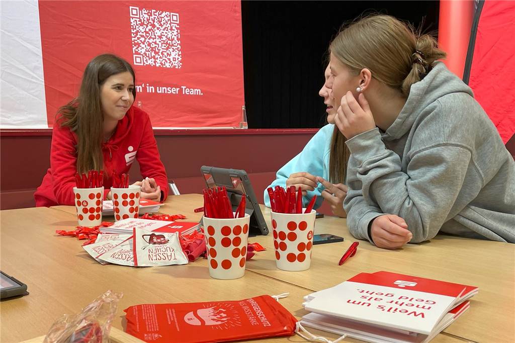 Auf kurzem Dienstweg konnten sich in der Stadthalle potenzielle künftige Arbeitskollegen kennenlernen.