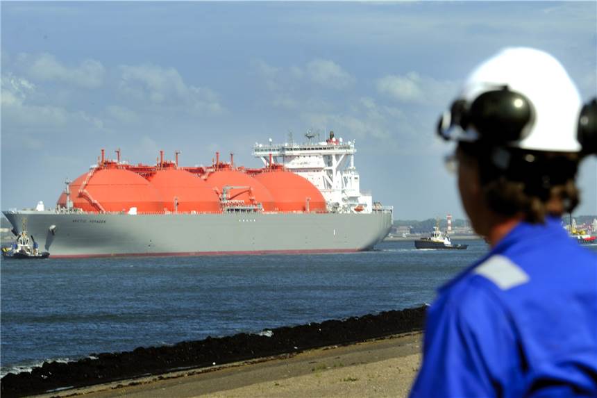 Ein Gasembargo wäre für Deutschland selbst bei einem mildem Winter schwer verkraftbar Ein Frachter für flüssiges Erdgas (LNG) liegt im Hafen von Rotterdam.