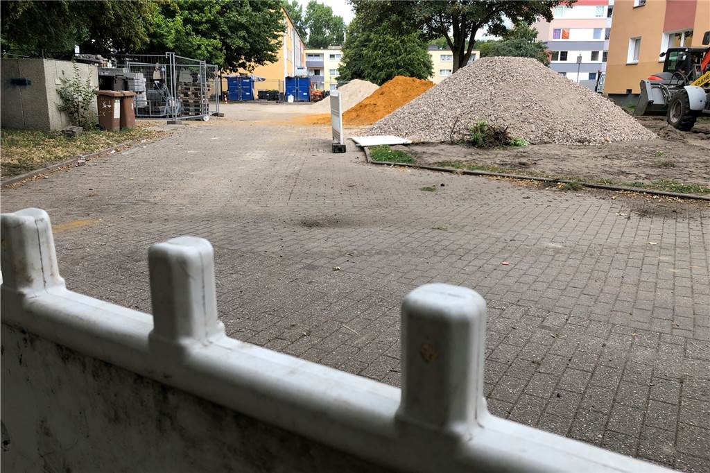 Tiefgaragen sind bald zu: Westerfildern droht ein Parkchaos Auf manchen Parkplätzen muss zurzeit auch Baumaterial für die Neugestaltung der Außenanlagen gelagert werden.