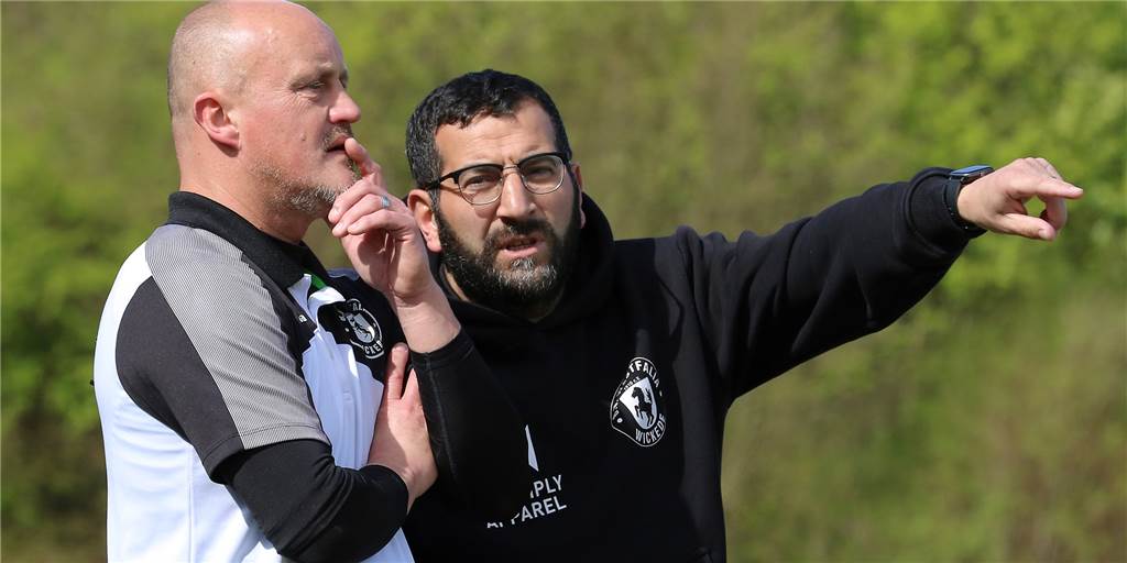 Neu-Coach Lmcademali nennt Gründe für Wickedes Absturz und erklärt, was er nun ändern wird Neu-Coach Mo Lmcademali (r.) im Gespräch mit Marko Schott.