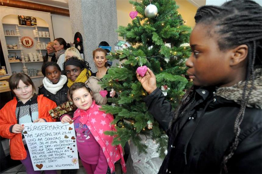 Weihnachtsbaum-Aktion: Café Herrlich sammelt Geld Auf möglichst viele Weihnachtsbaum-Schmücker, die die Spendendose für den DRK-Kinderhort füllen, hoffen (v.l.) Virginia, Carlota, Gloria, Lyn, Café-Inhaberin Sivita Boz und Floriana.
