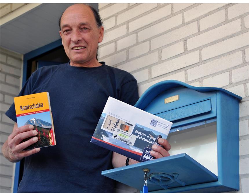 Postbotin spielt Schicksal und rettet eine große Reise Auf nach Kamtschatka! Franz-Josef Hinsken ist überglücklich, dass seine Reiseunterlagen dank der Unterstützung der Postbotin noch rechtzeitig eingetroffen sind.
