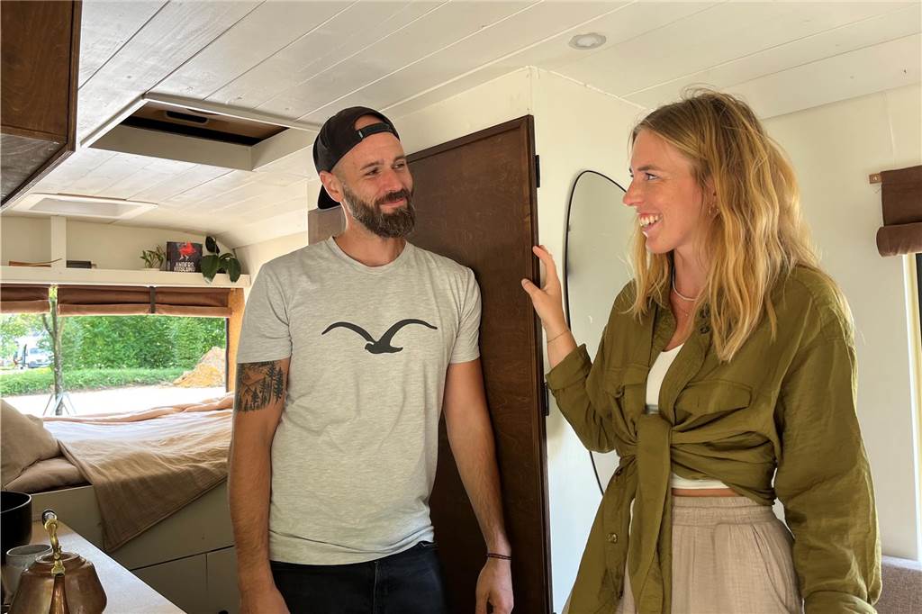 Von vier Pfoten und Freiheit: Das Leben von Jenni, Felix und Hund Emma im Van Auf nur sieben Quadratmetern leben Felix und Jenni Fischer in ihrem Van.