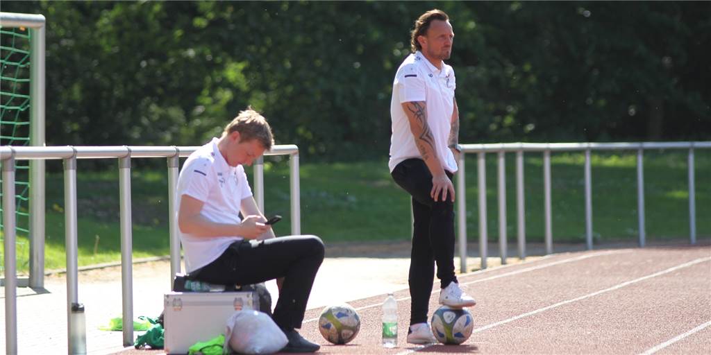 Nach Abgangsdilemma beim SuS Olfen: „Dieser Umgang miteinander ist nicht der richtige” Auf Olfens Sportlichen Leiter Christian Brüse (l.) und Trainer Patrick Linnemann (r.) wird im Sommer einiges an Arbeit zukommen.