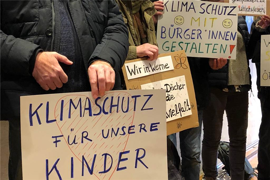 Mageres Ergebnis nach langer Kampf-Debatte: Der Stadtrat und die Klimaoffensive Auf Plakaten hatten die Demonstranten ihre Forderungen zum Klimaschutz be