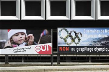 Auf Plakaten wird vor der Abstimmung für und gegen die finanzielle Unterstützung der Olympischen Winterspiele 2026 Stimmung gemacht. Foto: Laurent Gillieron/KEYSTONE