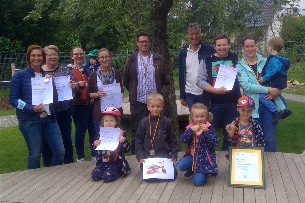 Radler meistern 17 Mal die Tour de France – mit den Kids im „Gelben Trikot“ Auf Platz 3 bei der Gesamtleistung kam der Kindergarten St. Jakobus. Zur Belohnung gab es eine Spende im Wert von 600 Euro von der Bürgerstiftung und der Dr. Heinrich Bäßmannstiftung. Von dem Geld wird ein weiteres Fahrzeug für den Spielplatz angeschafft.