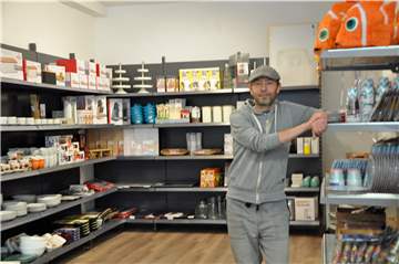 Auf Restposten haben sich "Die 2 Schnäppchendealer spezialisiert. Der neue Laden eröffnet am Dienstag (5.11.) an der Münsterstraße 9. Matthias Rösinger hat ihn mit einem Geschäftspartner aus Dortmund eingerichtet.