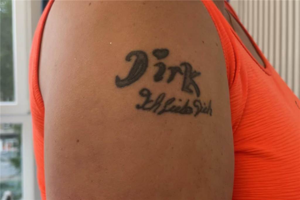 Dirk und Rosi heiraten im Klinikum nach Koma und zwei Wiederbelebungen Das Tattoo an Rosis Oberarm zeigt den Namen "Dirk". Der Punkt auf dem i zeigt ein Herz. Darunter sthet "Ich liebe dich".