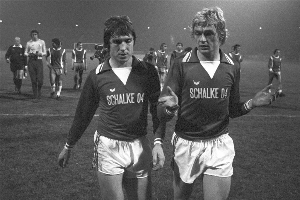 Auf Schalke eine Legende: Klaus Fischer, hier im Gespräch mit seinem Mannschaftskollegen Hannes Bongartz.